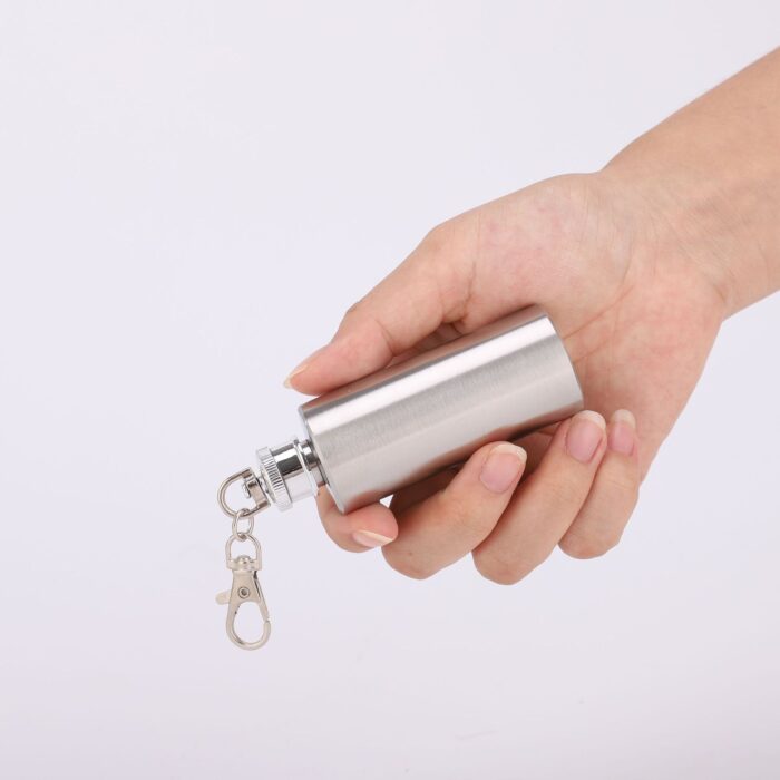 High Quality Stainless Steel Hip Flask Portable Mini Cylindrical Whiskey Wine Pot with Keychain