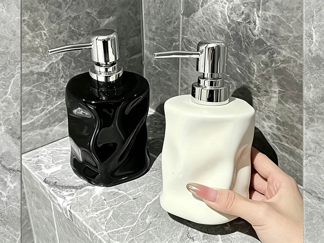 Stainless Steel Soap Dispensers used in restaurant restroom Stainless Steel Soap Dispensers used in restaurant restroom